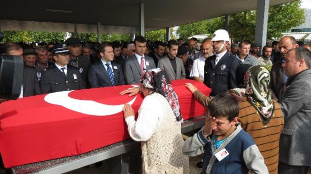 <p>Cumhurbaşkanı Erdoğan’ın ziyaretinden dönerken kaza geçirip şehit olan polis memuru memletinde toprağa verildi.</p>
