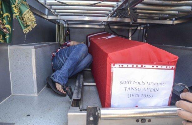 <p>Diyarbakır'da trafik kazasıyla ilgili tutanak tutarken uğradığı silahlı saldırıda şehit olan evli ve 6 yaşında bir kız çocuğu babası Tansu Aydın (37) için Emniyet Müdürlüğü önünde tören düzenlendi.<br />
<br />
<strong><a href="http://video.haber7.com/video-galeri/57421-sehit-polis-icin-diyarbakirda-toren" target="_blank"><span style="color:#FFD700">VİDEOYU İZLEMEK İÇİN TIKLAYIN</span></a></strong></p>

<p> </p>
