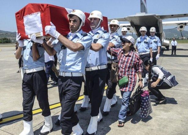 <p>Diyarbakır'da şehit düşen polis memuru için tören düzenlendi. Törende Tayvanlı eşi Vu Yhuy Tuanvi Aydın ağıt yaktı.<br />
<br />
<strong><a href="http://video.haber7.com/video-galeri/57421-sehit-polis-icin-diyarbakirda-toren" target="_blank"><span style="color:#FFD700">VİDEOYU İZLEMEK İÇİN TIKLAYIN</span></a></strong></p>

<p> </p>
