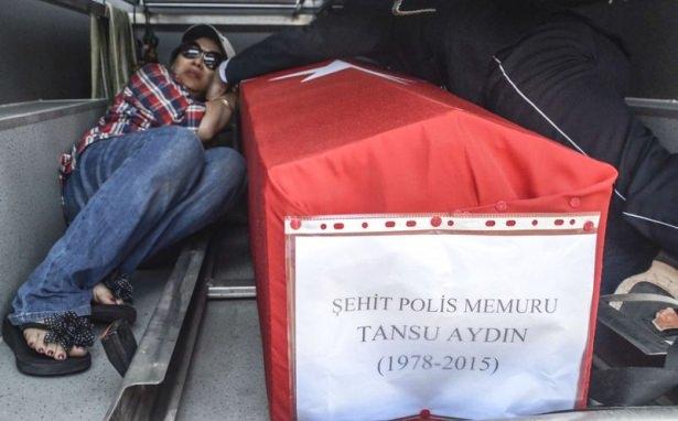<p>Düzenlenen törene Gıda, Tarım ve Hayvancılık Bakanı Mehdi Eker, Diyarbakır Valisi Hüseyin Aksoy, Emniyet Müdürü Halis Böğürcü, askeri ve sivil erkan ile şehidin ailesi katıldı. Tören alanına gelen şehit polisin babası Fikret, annesi Ulviye, ablası Banu İllezin ve 2015 yılının Mayıs ayında evlendiği ikinci eşi Tayvanlı Vu Yhuy Tuanvi Aydın'ın güçlükle ayakta durduğu gözlendi.<br />
<br />
<a href="http://video.haber7.com/video-galeri/57421-sehit-polis-icin-diyarbakirda-toren" target="_blank"><span style="color:rgb(255, 215, 0)"><strong>VİDEOYU İZLEMEK İÇİN TIKLAYIN</strong></span></a></p>
