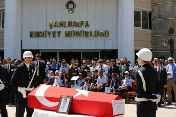 <p>Terör örgütü PKK mensuplarınca Ceylanpınar'daki evlerinde şehit edilen 2 polis memuru için Şanlıurfa Emniyet Müdürlüğünde tören düzenlendi</p>
