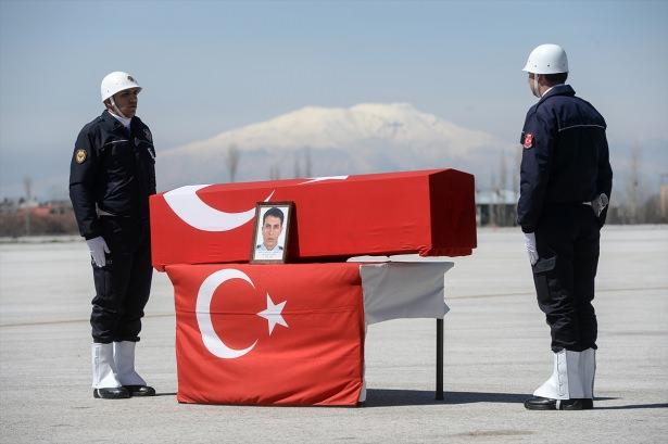 <p>Hakkari’nin Yüksekova İlçesi’nde güvenlik güçleri ile PKK’lı teröristler arasında bu sabah çıkan çatışmada şehit olan Özel Harekatta görevli komiser yardımcısı Mustafa Sezgin için Van Jandarma Filo Komutanlığı’nda tören düzenlendi.</p>