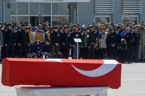 <p>Tören, şehit polis Sezgin’in öz geçmişinin okunmasıyla başladı. Daha sonra İl Müftüsü Nimetullah Arvas Kuran ve dua okudu.</p>
<p> </p>