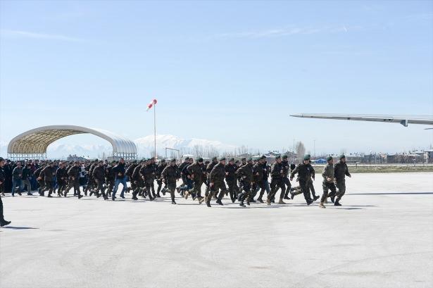 <p>Şehit cenazesini gören silah arkadaşlarının cenazeyi taşımak için koştuğu anlar böyle görüntülendi.</p>

<p> </p>
