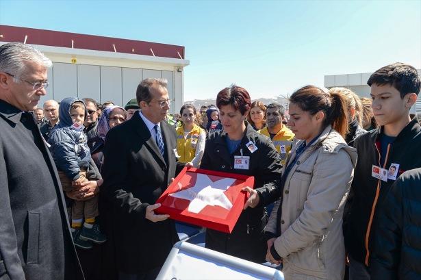 <p>Vali Taşyapan, elindeki Türk Bayrağını şehit eşine teslim etti.  Ardından şehit Sezgin’in Türk Bayrağı’na sarılı cenazesi bir süre meslektaşlarının omzunda taşınarak toprağa verilmek üzere uçakla memleketi Kayseri’ye gönderildi.</p>

<p> </p>

