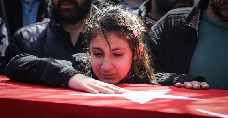 <p>Şırnak'ta terör örgütü PKK mensuplarına yönelik operasyonda şehit olan Jandarma Uzman Çavuş Cemil Turan, memleketi Bursa'nın Karacabey ilçesinde son yolculuğuna uğurlandı. Şehidin çocukları Emre ve Sıla (fotoğrafta), tören boyunca şehit babasının tabunun başından ayrılmadı. Tabuta sarılıp göz yaşları döken Sıla’yı, vatandaşlar teselli etmeye çalıştı. </p>
