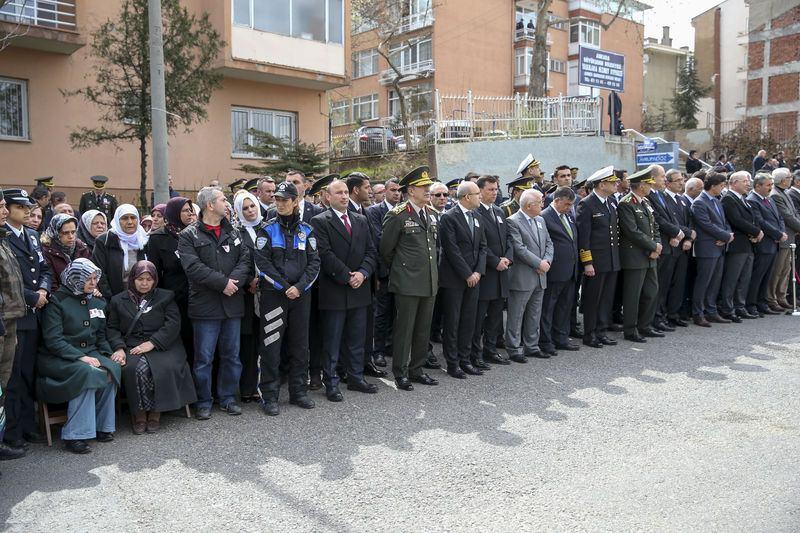 <p>Mardin'in Nusaybin ilçesinde terör örgütü PKK'ya yönelik operasyonda şehit düşen özel harekat polisi Gökhan Osman Karaduman için Ankara Kocatepe Camisi'nde tören düzenlendi. Törene Başbakan Yardımcısı Mehmet Şimşek, Genelkurmay Başkanı Orgeneral Hulusi Akar, Milli Savunma Bakanı İsmet Yılmaz da katıldı.</p>