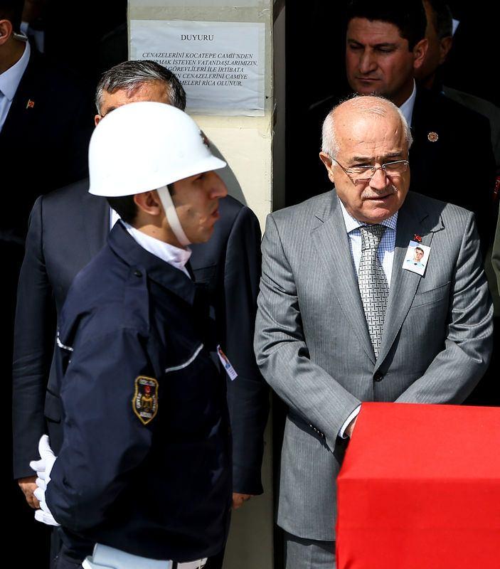 <p>Törene eski TBMM Başkanı Cemil Çiçek de katıldı.</p>

