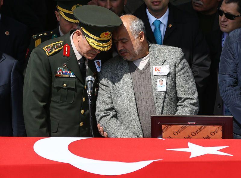 <p>Mardin'in Nusaybin ilçesinde PKK mensuplarına yönelik operasyonda şehit düşen özel harekat polisi Gökhan Osman Karaduman için Kocatepe Camiisinde tören düzenlendi. Törene katılan Genelkurmay Başkanı Orgeneral Hulusi Akar (solda) şehidin babası İsmail Karaduman ile bir süre sohbet etti.</p>
