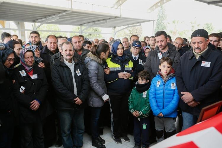 <p>İstanbul'daki terör saldırısında şehit olan polis memuru Hüseyin Dalkılıç için Bostanlı Beşikçioğlu Cami'nde tören düzenlendi. </p>
