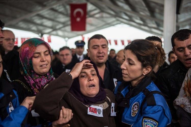 <p>İstanbul'daki terör saldırısında şehit olan çevik kuvvet polisi Adem Serin, Gaziantep'te düzenlenen törenin ardından toprağa verildi. Şehidin annesi İsminur Serin, oğlunun tabutunun başına gelerek selam verdi.</p>

<p> </p>
