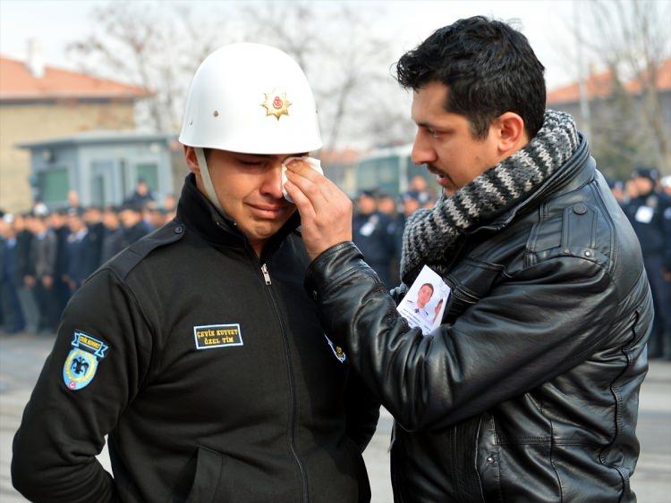 <p>Tören sırasında bir şehit yakını da tabutun başında beklerken ağlayan polis memurunun gözyaşlarını sildi. </p>

<p> </p>
