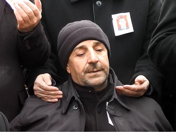 <p>Güçlükle ayakta duran şehit Yılmaz’ın ailesine sağlık ekipleri müdahale ederken, ayakta durmakta güçlük çeken baba Nazım Yılmaz, Vali Seddar Yavuz tarafından teselli edildi.</p>