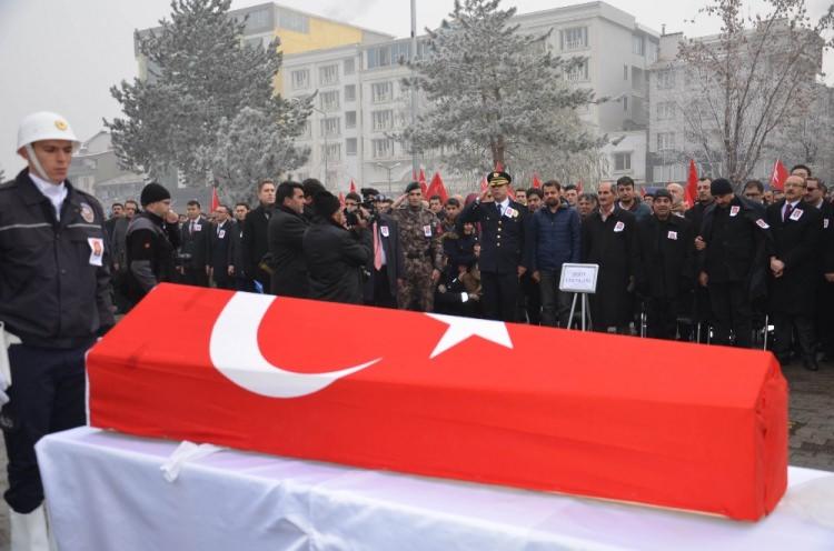 <p>İstanbul Beşiktaş’taki bombalı saldırıda şehit olan polis memuru Murat Yılmaz için memleketi Muş’ta binlerce kişinin katılımıyla tören düzenlendi. </p>

<p> </p>
