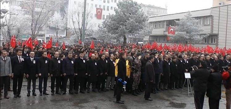<p>Tören alanına getirilen şehidin naaşıyla binlerce kişi “Kahrolsun PKK” sloganları attı.</p>