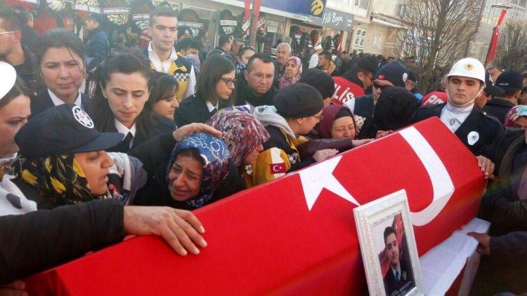 <p>Beşiktaş'taki bombalı terör saldırısında şehit olan polis memuru 24 yaşındaki Bora Çelik'in cenazesi, memleketi Niğde'nin Bor İlçesi'nde törenle toprağa verildi.</p>
