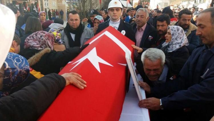<p>İlçe merkezindeki Bor Paşa Cami'nde düzenlenen törene Orman ve Su İşleri Bakanı Veysel Eroğlu, Niğde Valisi Ertan Peynircioğlu, Niğde Belediye Başkanı Faruk Akdoğan, milletvekilleri, çok sayıda kişi ve şehidin ailesi katıldı. Bekar olan ve 4 ay önce göreve başlayan şehit polis memuru Bora Çelik'in güçlükle ayakta duran babası Nuri, annesi Rahime Çelik'i, yakınları teselli etmeye çalıştı.</p>

<p> </p>
