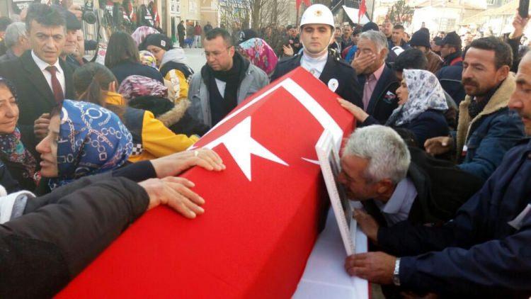 <p><strong>BAKAN'DAN HATIRA ORMANI İSTEDİ</strong><br />
Törene polis şapkasıyla katılan şehit annesi Rahime Çelik, kendisine başsağlığı dileyen Orman ve Su İşleri Bakanı Veysel Eroğlu'ndan oğlunun adının verileceği hatıra ormanı istedi. </p>
