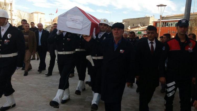 <p>Şehidin cenazesi törenin yapılacağı alana getirildiğinde yakınları tabuta sarılarak gözyaşı döktü. </p>