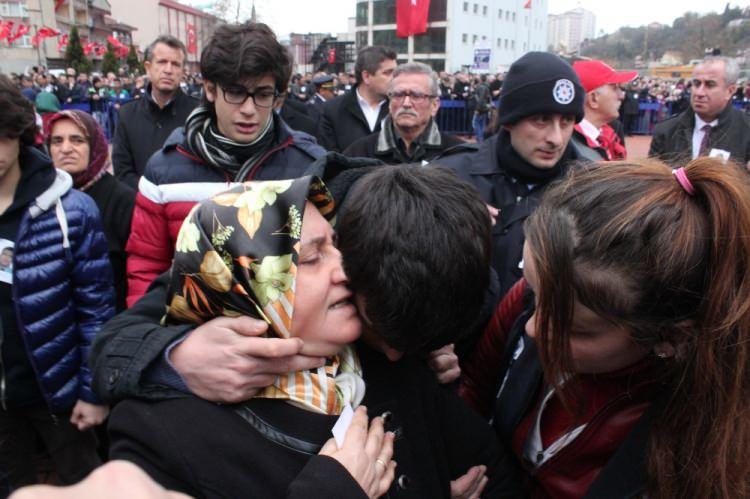 <p>Cenaze namazına, şehidin ailesi, yakınları, Kalkınma Bakanı Lütfi Elvan, AK Parti Genel Başkan Yardımcısı ve Konya Milletvekili Ahmet Sorgun, AK Parti Konya Milletvekili Mustafa Baloğlu, MHP Genel Sekreter Yardımcısı ve Konya Milletvekili Mustafa Kalaycı, Konya Valisi Yakup Canbolat, Konya Büyükşehir Belediye Başkanı Tahir Akyürek, protokol mensupları, askeri ve sivil erkan ve çok sayıda vatandaş katıldı.</p>

