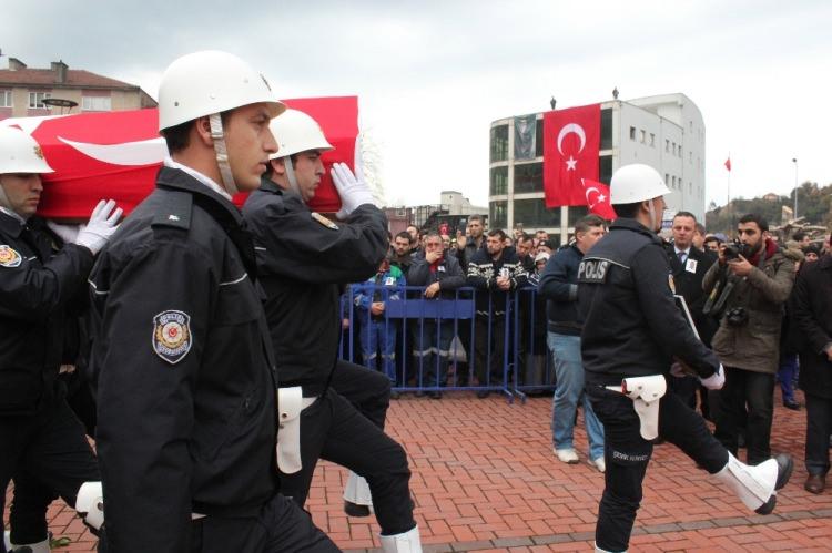 <p>Şehit çevik kuvvet polisi Metin Düzgün’ün cenazesi gece geç saatlerde Konya’ya getirilerek Beyhekim Devlet Hastanesi morguna kaldırıldı. Şehidin cenazesi bugün hastane morgundan alınarak helallik alınmak üzere merkez Selçuklu ilçesi Bosna Hersek Mahallesi’nde bulunan baba evine götürüldü.</p>