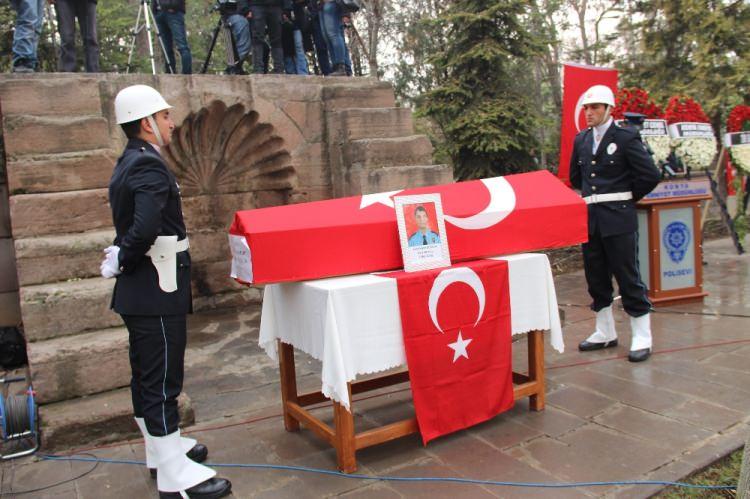 <p>Burada helallik alınmasının ardından şehidin cenazesi Konya Şehitliği yanında bulunan Namazgah’a polislerin omzunda getirildi. Şehit Metin Düzgün için öğle namazını müteakip cenaze namazı kılındı. Şehidin omuzlara alınan cenazesi Konya Şehitliği’nde dualarla defnedildi. </p>