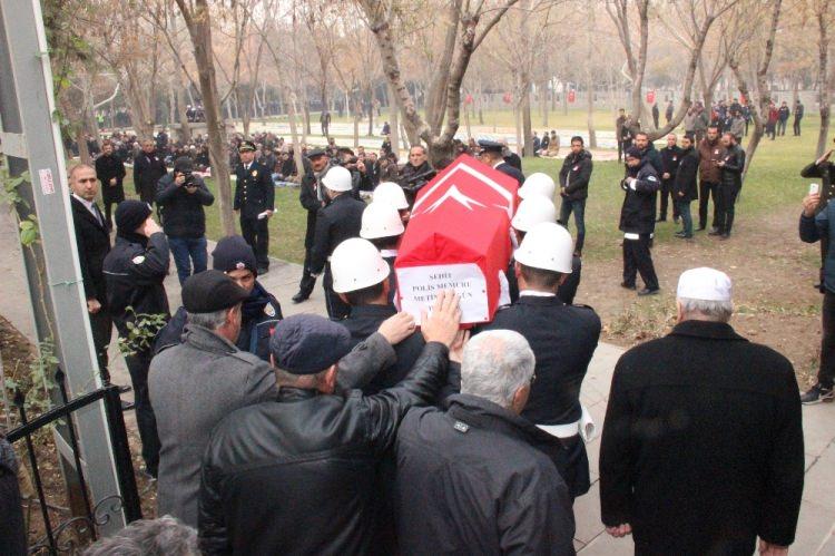 <p>Şehidin babası Harun, annesi Hatice Düzgün ve yakınları büyük üzüntü yaşarken, bir buçuk yıl önce göreve başlayan Metin Düzgün’ün nişanlı olduğu öğrenildi. </p>