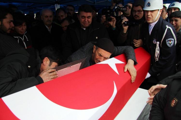 <p>İstanbul’da Beşiktaş-Bursaspor maçı sonrası yaşanan terör saldırıları sonrası şehit olan İETT şoförü Ahmet Dokuyucu, son yolculuğuna gözyaşlarıyla uğurlandı. <br />
 </p>

