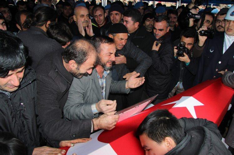 <p>10 yılı aşkın süredir İstanbul’da yaşayan 4 çocuk babası şehit Ahmet Dokuyucu (38) için memleketi Kahramanmaraş’ın Elmalar Mahallesi’nde cenaze töreni düzenlendi.<br />
</p>