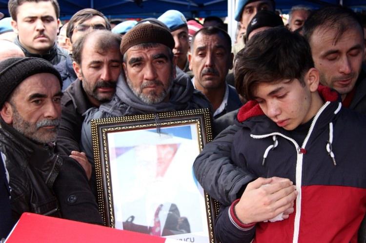 <p>Cenaze töreninde şehidin babası Habip, annesi Kıymet, eşi ve çocukları ayakta durmakta güçlük çekti. Cenaze töreni sırasında şehit babası Habip Dokuyucu ve torunları, şehidin Türk bayrağına sarılı naaşına sarılıp öperek, “Bu bayrak inmez, bin tane Ahmet Dokuyucu feda olsun” diye feryat ettiler.<br />
 </p>
