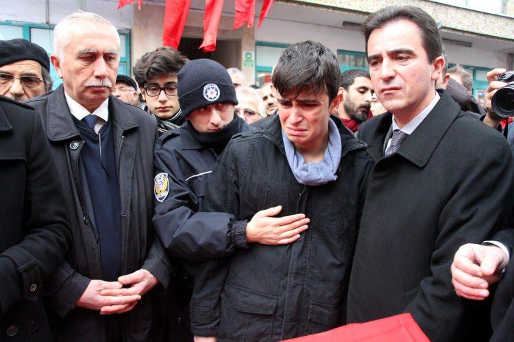 <p>Şehit Emniyet Müdürü, Beşiktaş Kongre üyesi Vefa Karakurdu'nun cenazesi, baba evinin önünden Bozhane Camii'ne getirildi. </p>
