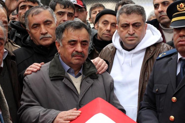 <p>Cenaze namazı öncesi şehidin babası emekli Emniyet Müdürü Erdal, annesi Sabriye, eşi Emel, çocukları Duru ve Kaan Karakurdu, tabutun başında oturarak taziyeleri kabul etti.</p>