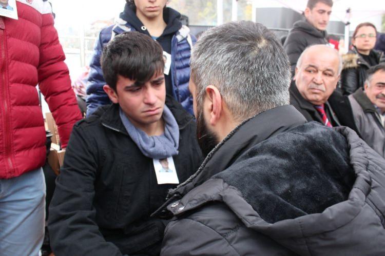 <p>Küçük oğlu Sabri Ferda Karakurdu'yu 2008'de trafik kazasında kaybeden Sabriye Karakurdu, oğlunun tabutuna sarılıp, "Ben her gün şimdi kimi uğurlayacağım yavrum? Her sabah, her akşam işe giderken sana dua ediyordum. </p>
