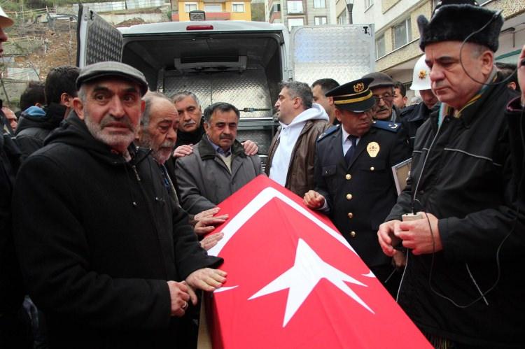 <p>Allah'ım benim duamı niye kabul etmemiş? Ah yavrum sana doyamadım. Kardeşin çok çabuk aldı seni yanına. Benden çok seviyormuş yavrum seni" diyerek gözyaşı döktü.</p>
