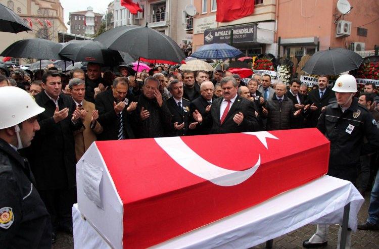 <p>Şehidin cenaze namazına Vali Ali Kaban, Düzce Valisi Zülkif Dağlı, Ak Parti Zonguldak milletvekilleri Hüseyin Özbakır, Faruk Çaturoğlu, Özcan Ulupınar, CHP Zonguldak milletvekilleri Şerafettin Turpçu, Ünal Demirtaş, Zonguldak Belediye Başkanı Muharrem Akdemir, İl Emniyet Müdürü Metin Turanlı, Ereğli Kaymakamı Nazım Madenoğlu, Beşiktaş İkinci Başkanı Ahmet Nur Çebi, Asbaşkan Deniz Atalay ile birlikte yaklaşık 8 bin kişi katıldı.</p>
