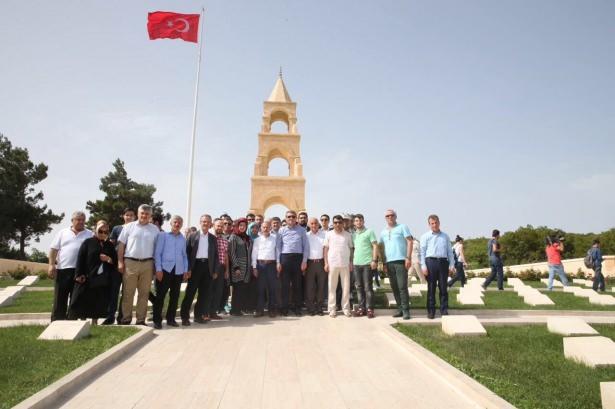 <p>AK Parti İstanbul İl Başkanlığı'nın Gelibolu Yarımadası'ndaki Şehitler Abidesi'nde geleneksel olarak gerçekleştirdiği iftar programı, bu yıl "Gönlümüz Bir, Soframız Bir" temasıyla düzenlendi.​</p>

