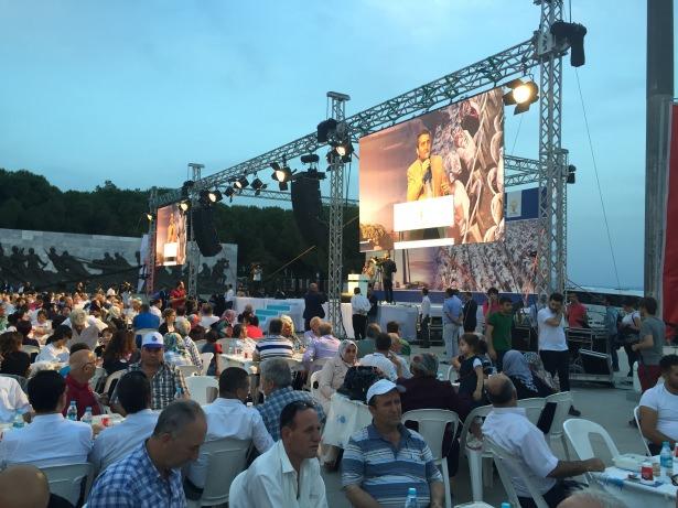 <p>AK Parti İstanbul İl Başkanı Selim Temurci de iftar sofrasına gelmeden önce 57. Alay Şehitliği'nden başlayarak, şehitleri yattıkları mekanlarda ziyaret ettiklerini aktararak, şair Mehmet Akif Ersoy'un "Şüheda fışkıracak, toprağı sıksan şüheda" dizelerini sonuna kadar hak eden böyle bir mekanda buluştukları için şükranlarını sundu. ​</p>
