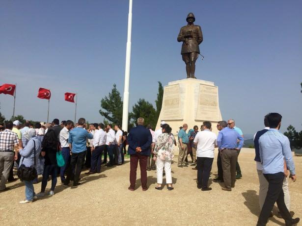 <p>Böyle bir Çanakkale'de sadece fedakarlık, yiğitlik, cesaret yok. Aynı zamanda bugün bu tepelerde, bu vadilerde o yatan şehitlerimizi gördüğümüzde, onların iman kokan kardeşliği olduğunu, onların kardeşliğini tekrar tekrar yüreklerimizde hissettiğimizi söylemek isterim. Çünkü o şehitliklerde ayrım yok.</p>