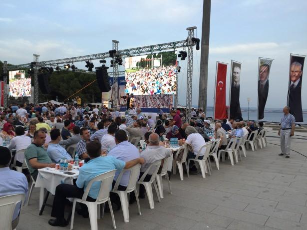 <p>Rabbim bize emanet ettikleri vatana, millete, bayrağa, hilale şu canlar bu tende oldukça, bu anlamda bu iftar sofraları da kuruldukça Rabbim bize nasip et diyoruz. Biz şunu çok iyi biliyoruz; AK Parti olarak bizim varlığımızın, davamızın, geleceğimizin tek yolu, bu şehitliği anlamaktan geçiyor.</p>
