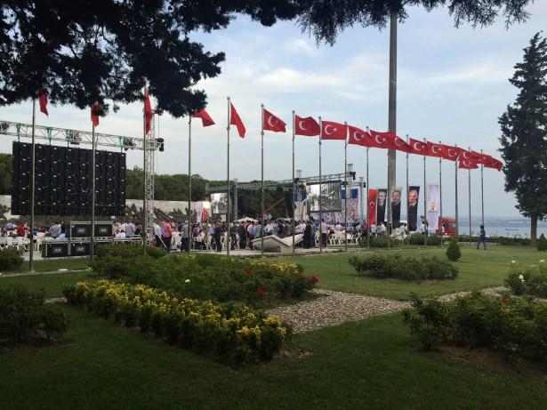 <p>AK Parti olarak da biz bu şehitliği anlayan bir medeniyetin çocukları olduğuna inandığımız için her yıl buradayız, burada olmaya gayret edeceğiz.</p>
