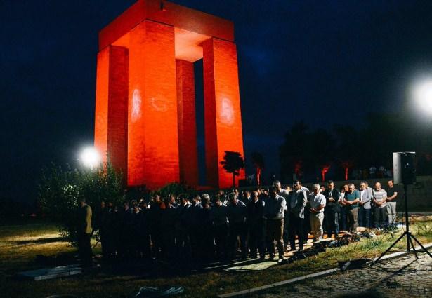 <p>Protokol ve vatandaşlar, Şehitler Abidesi önüne serilen hasırlarda akşam namazını kıldı. İftar programına yaklaşık 2 bin 500 kişi katıldı. </p>
