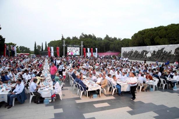 <p>Çanakkale büyük bir zafer, milletlerin tarihinde kolay kolay eşine rastlanamayacak, bu milletin yeniden dirilişinin, yeniden ayağa kalkışının adı Çanakkale. Hani diyorlar ya Çanakkale iman varsa, imkan da vardır demek suretiyle, imanın en büyük imkan olduğunu dosta, düşmana herkese gösteren medeniyetimizin onur şahikasıdır Çanakkale.</p>
