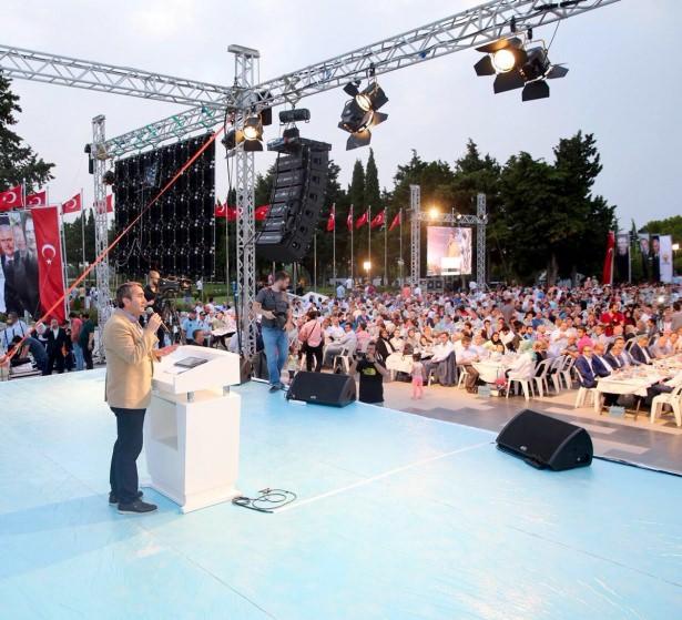 <p>Burada şehitlerin huzurunda olmanın çok büyük bir onur ve değer olduğunu dile getiren Temurci, konuşmasına şöyle devam etti: </p>
<p>"En güzel iftar, şehitlerin huzurunda yapılan iftardır. Bu sofralar bir dua sofrasıdır. Bugün şehitlerimizin huzurunda şunu ifade etmemiz lazım; Rabbim bizi bu mübarek insanlara layık kıl."</p>