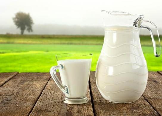 <p>Süt<br />
<br />
Sütte bulunan yağ asitleri kan şekerini düşürücü özelliğe sahiptir. Her sabah ve akşam içilen bir bardak süt, kan şekerini düşürmekte en iyi yardımcıdır.</p>
