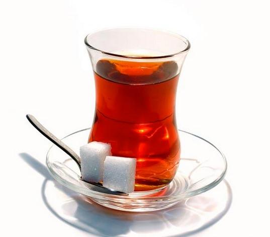 <p>Çay<br />
<br />
Yapılan araştırmalar siyah çayın kan şekerini düşürdüğünü ortaya çıkarmıştır. Ancak, günde 3 fincan siyah çay tüketmek gereklidir.</p>
