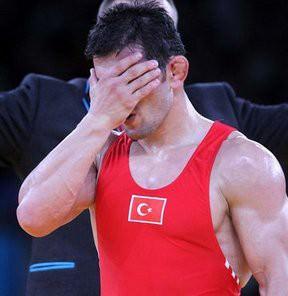 Minder sönük kaldı - Olimpiyatlarda judo dalında yarışan tek bayan sporcumuz Gülşah Kocatürk (yan tarafta), Ukraynalı rakibi Iryna Kindzerska karşısında etkili olamadı. Greko-romen güreş müsabakalarında 74 kiloda mindere çıkan Selçuk Çebi ise İsveçli rakibi Robert Rosengren'e yenilerek madalya şansını kaybetti.