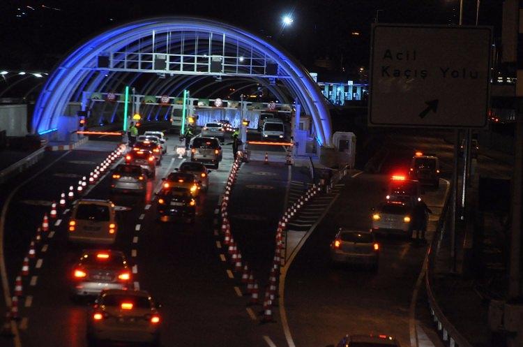 <p>Yapılan anonslarda duran araçlara emniyet güçleri tarafından cezai işlem uygulanacağı aktarıldı.</p>