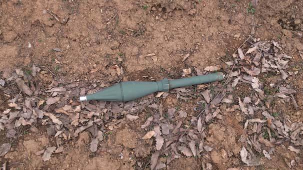 <p>Türk Silahlı Kuvvetleri (TSK), terörle mücadele operasyonları kapsamında Şemdinli’de icra edilen arama tarama faaliyetlerinde geçen hafta etkisiz hale getirilen bir teröristin yanında ele geçirilen AT4 LAV lançerinden bir adet daha ele geçirildiğini bildirdi.</p>
<p> </p>