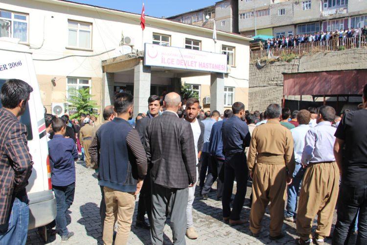 <p>Şemdinli ilçe merkezine yaklaşık 20 kilometre uzaklıkta karayolu üzerinde bulunan Durak Jandarma Karakolu önünde araç ve kimlik kontrolü yapılırken, teröristler bomba yüklü araçla saldırdı.</p>
<p><strong><a href="http://video.haber7.com/video-galeri/77831-karakola-bomba-yuklu-aracla-saldiri" target="_blank"><span style="color:rgb(255, 215, 0)">VİDEO İÇİN TIKLAYIN</span></a></strong></p>