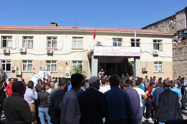 <p>Kalleş saldırıda 9 asker şehit oldu, aralarında sivillerin de bulunduğu 11 kişi yaralandı. </p>
<p> </p>
<p><strong><a href="http://video.haber7.com/video-galeri/77831-karakola-bomba-yuklu-aracla-saldiri" target="_blank"><span style="color:rgb(255, 215, 0)">VİDEO İÇİN TIKLAYIN</span></a></strong></p>